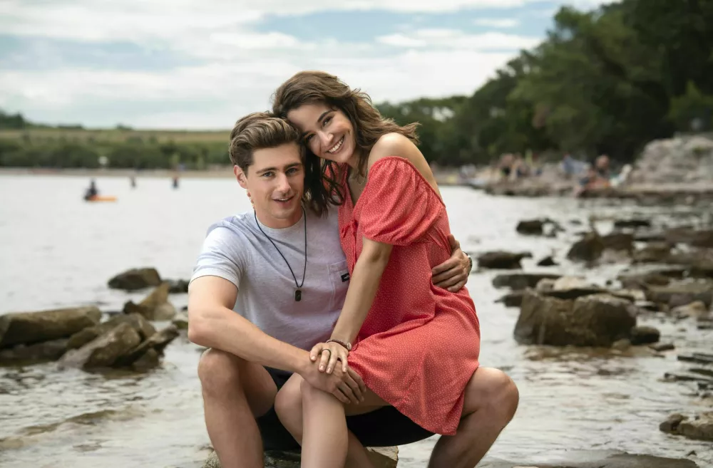 &raquo;Poletje je bližje, kot si mislite,&laquo; pravita Gaja Filač in Matej Zemljič. / Foto: Pop Tv