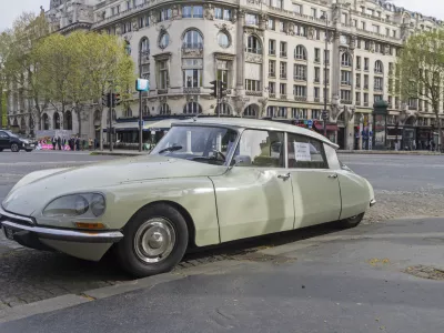 Paris: The legendary car Citro&euml;n DS on the Paris street. On the windows - the announcement of the sale.Paris: The legendary car Citro&euml;n DS on the Paris street. On the windows - the announcement of the sale. / Foto: Possum1961