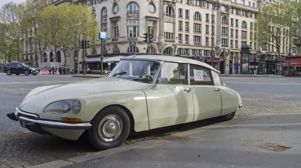 Paris: The legendary car Citro&euml;n DS on the Paris street. On the windows - the announcement of the sale.Paris: The legendary car Citro&euml;n DS on the Paris street. On the windows - the announcement of the sale. / Foto: Possum1961