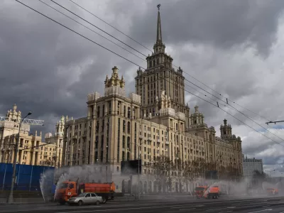 05 April 2020, Russia, Moskow: Sweepers clean the streets and spray disinfectant on Moscow's Kutuzovsky Prospekt in front of the former Hotel Ukraina, amid the Coronavirus outbreak. Russian President Vladimir Putin ordered a full-time lay-off until the end of April. Photo: Ulf Mauder/dpa