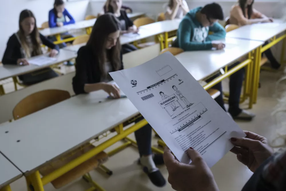 - Osnovna &scaron;ola Valentina Vodnika v Ljubljani - razred - učilnica - osnovno&scaron;olci - učenci - &scaron;olstvo    - 07.05.2015 - Nacionalno preverjanje znanja (NPZ) v osnovnih &scaron;olah - pisno preverjanje znanja iz maternega jezika za učence 6. in 9. razreda -    //FOTO: Jaka Gasar