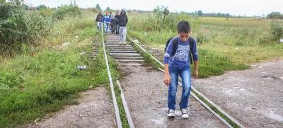 - 26.08.2015 - Madžarska - Hordos - madžarsko-srbska meja - Begunci hodijo proti Madžar4ski meji- Begunci 2015 - migracije po zahodni balkanski poti - migracijska pot beguncev iz Sirije, Afganistana in Iraka čez Balkan proti zahodni Evropi - evropska begunska kriza - migranti -     //FOTO: Bojan VelikonjaOPOMBA: ZA OBJAVO V PRILOGI – DNEVNIKOV OBJEKTIV - REPORTAŽA 2015 -