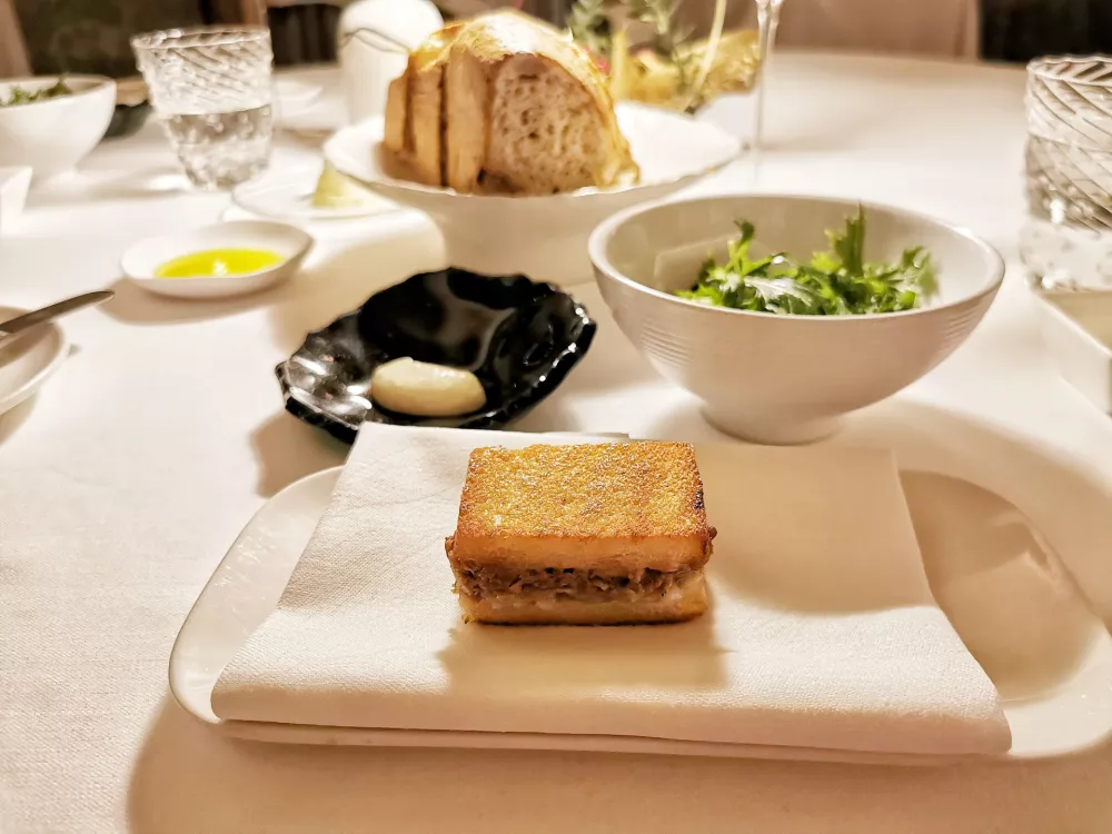 Topli sendvič s &scaron;kampi in wasabijevo majonezo