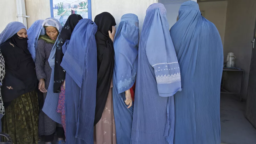 Gneča pred voli&scaron;čem Čakri Kor v Kabulu(Hazare)AFGANISTAN 2010 - parlamentarne volitve - //FOTO: Jaka Adamič