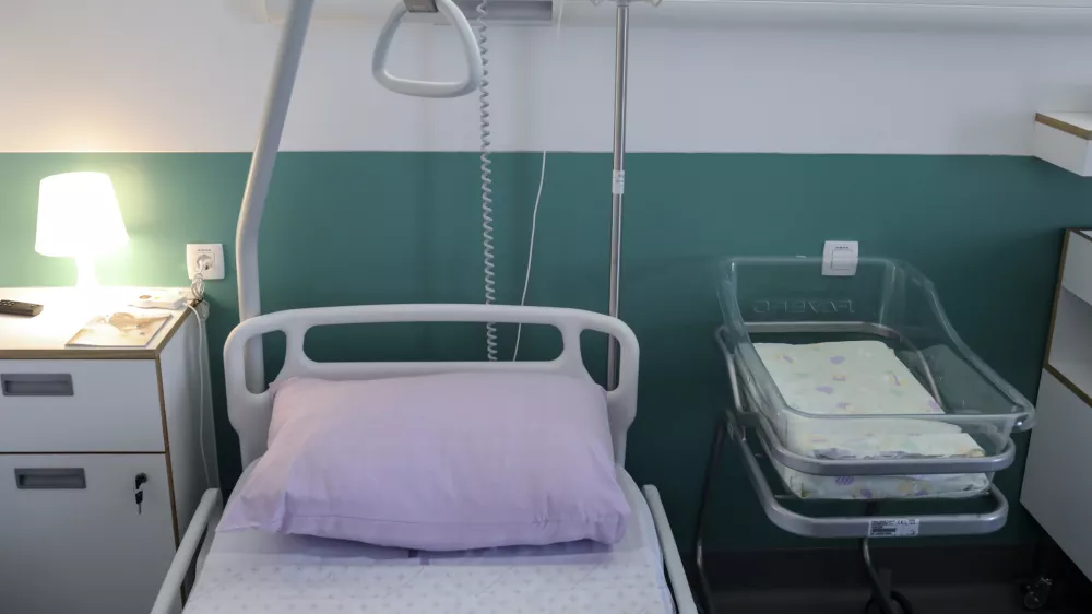 Potem ko je pri ravnanju s placento v porodni&scaron;nicah prihajalo do različnih praks, je zdravstveno ministrstvo pojasnilo, da za placento veljajo pravila ravnanja z odpadki, kot jih določa uredba o odpadkih. Fotografija je simbolična. Foto: Jaka Gasar&nbsp;