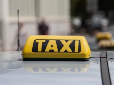 - 24.07.2015 - Taksisti v Ljubljani - konkurenčni taksi prevozi - prihod nizkocenovnih avtotaksi storitev na slovenski trg - TAXI   //FOTO: Maja Marko