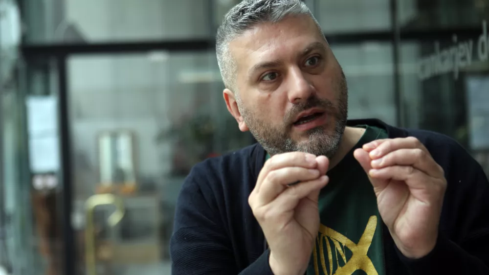 - 05.10.2021 - Damir Imamović, bo&scaron;nja&scaron;ki glasbenik, pevec in skladatelj - ustvarja tradicionalno glasbo Bosne in Hercegovine, sevdah ali sevdalinke - dobitnik nagrade The Best of Europe britanske glasbene revije Songlines //FOTO: Tomaž Skale