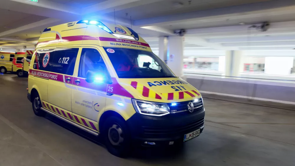 simbolična fotografija - nujna medicinska pomoč - re&scaron;evalno vozilo - re&scaron;ilec- 25.09.2018 - Kirur&scaron;ka klinika UKC Ljubljana - Urgentni kirur&scaron;ki blok - urgenca - reanimacijski prostor &ndash; ogled simulacije na mestu dejanskega sprejema politravmnatiziranega po&scaron;kodovanca //FOTO: Luka Cjuha.