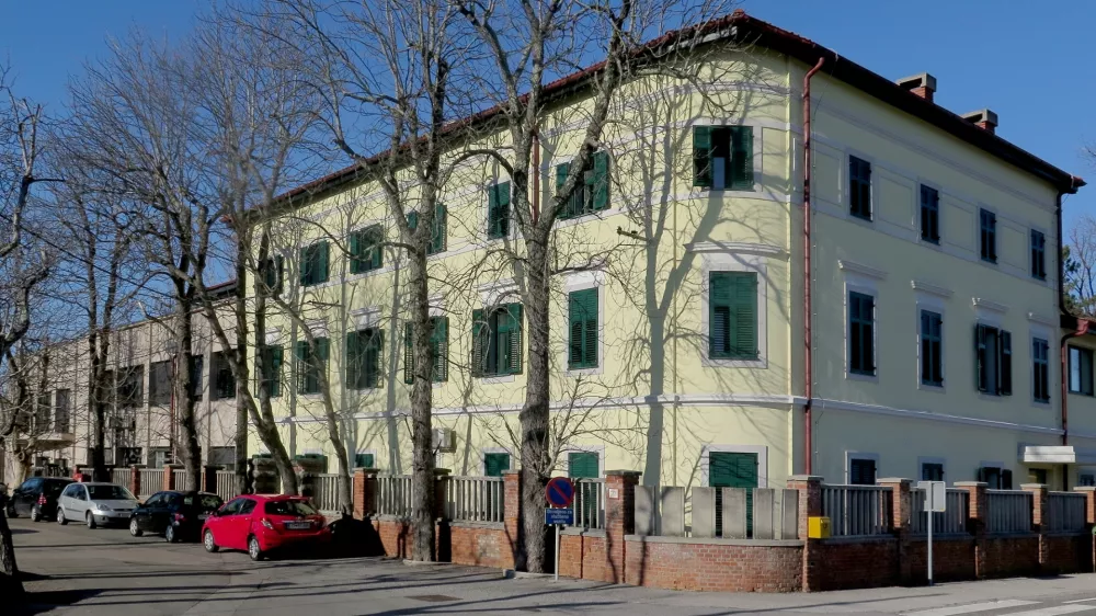 Socialnovarstveni zavod Dom na Krasu ima sedež v Dutovljah (na fotografiji), po Krasu pa imajo vrsto objektov, kjer bivajo uporabniki zavoda. Foto: arhiv Doma na Krasu