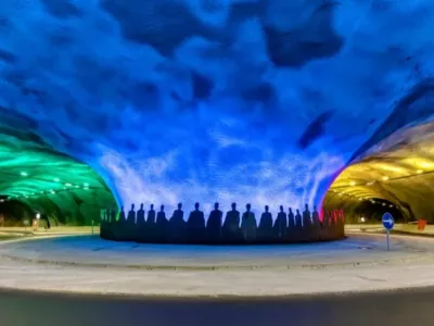 Predor Eysturoy ima privlačno podvodno kroži&scaron;če. &Scaron;tevilni vozniki večkrat zavijejo okoli njega, da doživijo instalacijo ferskega umetnika Tr&oacute;ndurja Paturssona. F Visit Faroe Islands