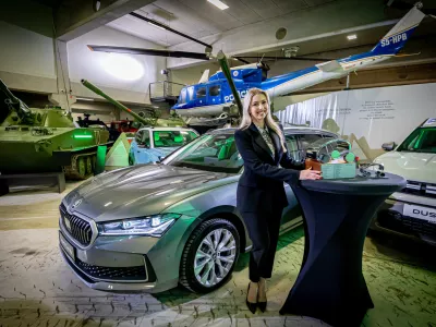 Predstavnica &Scaron;kode Nina Lednik ob zmagovalcu superbu (levo) in drugouvr&scaron;čeni dacii duster. / Foto: Uro&scaron; Modlic