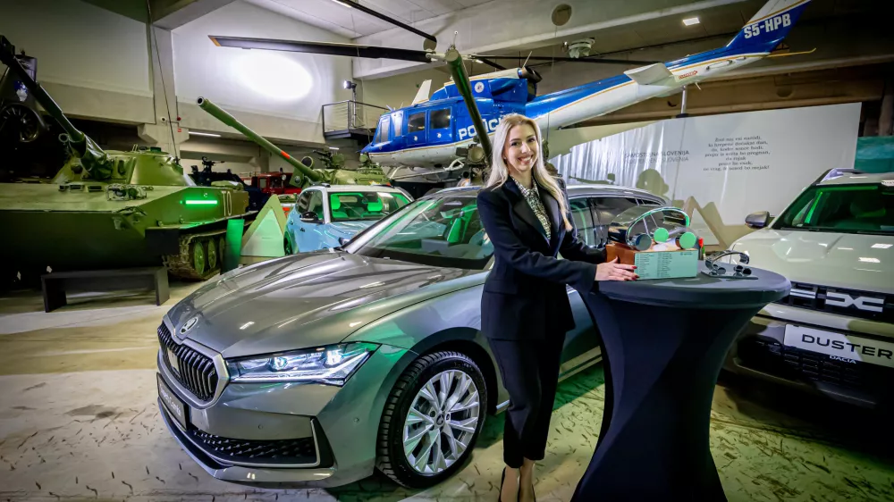 Predstavnica &Scaron;kode Nina Lednik ob zmagovalcu superbu (levo) in drugouvr&scaron;čeni dacii duster. / Foto: Uro&scaron; Modlic