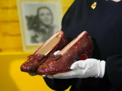 Čeprav so ohranjeni &scaron;tirje pari, so konkretnega na fotografiji prodali za kar 28 milijonov dolarjev. / Foto: Getty Images / Foto: Yui Mok - Pa Images