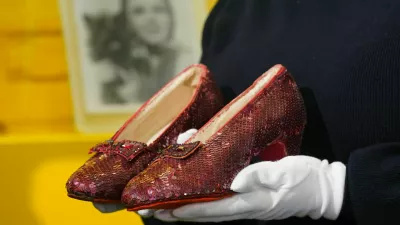 Čeprav so ohranjeni &scaron;tirje pari, so konkretnega na fotografiji prodali za kar 28 milijonov dolarjev. / Foto: Getty Images / Foto: Yui Mok - Pa Images