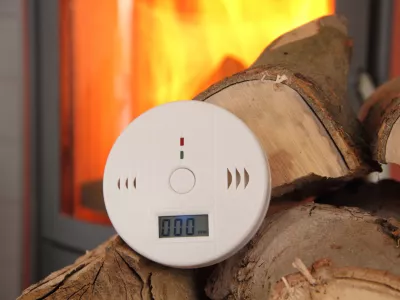 Ko se oglasi detektor ogljikovega monoksida, naj stanovalci odprejo okna za prezračevanje, zapustijo prostor in pokličejo gasilce na &scaron;tevilko 112. / Foto: iStock