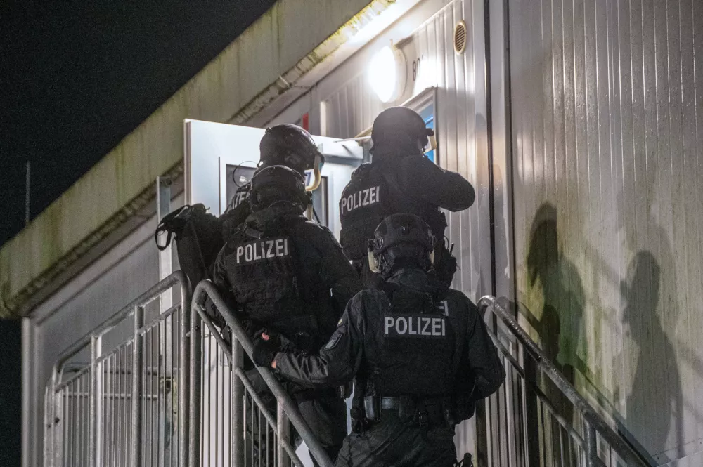02 January 2025, Hamburg: Police officers break into a refugee shelter in the Neuenfelde district of Hamburg, where a brawl broke out there. According to current information, three people were injured. Photo: Ren&eacute; Schr&ouml;der/NEWS5/dpa