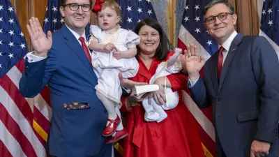 Miku Johnsonu (desno) je s Trumpovo pomočjo uspelo obdržati položaj predsednika predstavni&scaron;kega doma, ki je tretji najvi&scaron;ji v državi. Potem so pred njim prisegli drugi kongresniki, ki na dogodek običajno pripeljejo družinske člane &ndash; kongresnik Addison McDowell se je fotografiral z ženo in njunima majhnima otrokoma. Foto: AP