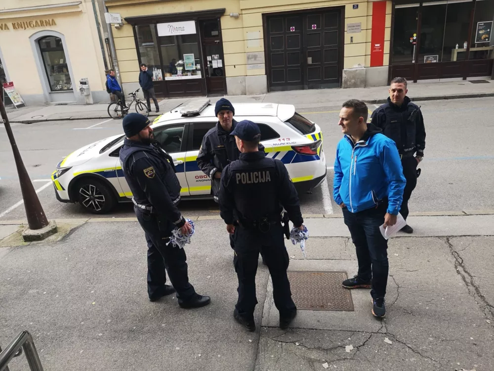 Letos je bila pred sodi&scaron;čem v Celju s pomočjo robota in vodnega topa razbita kartonasta &scaron;katla, pred Fursom v Celju pa večji kovček. / Foto: Mojca Marot