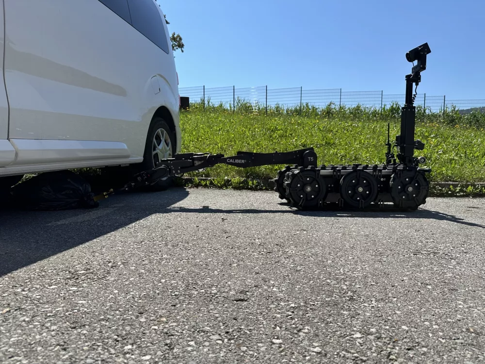 Bombni tehniki se odločijo, kako bodo pristopili do sumljivih predmetov. Tako se dela loti robot icor T5.&nbsp;/ Foto:&nbsp;arhiv policije