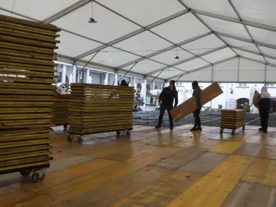 06.01.2025. Postavljanje drsali&scaron;ča na Pogačarjevem trgu v Ljubljani. Foto:Bojan Velikonja 
