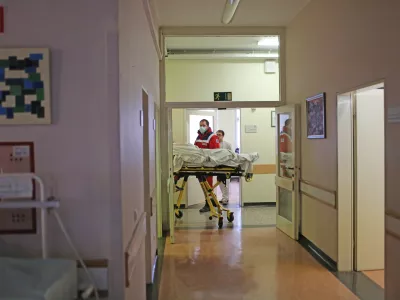 &ndash; bolni&scaron;ka soba &ndash; kapljična izolacija &ndash; gripa &ndash; virusno obolenje - akutna virusna bolezen dihal - zdravstvo - - 13.01.2020 - Negovalna bolni&scaron;nica Ljubljana - Oddelek za gripo -  Stara pediatrična klinika, Vrazov trg 1, //FOTO: Bojan Velikonja