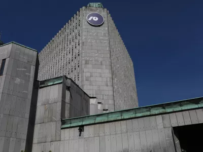 Skupina NLB je nedavno prodala 17-nadstropno poslovno stavbo v sredi&scaron;ču Beograda, v kateri že več kot pol stoletja deluje redakcija časnika Politika. Kmalu bi lahko sledila &scaron;e prodaja stolpnice na Trgu republike v Ljubljani. Foto: Bojan Velikonja&nbsp;