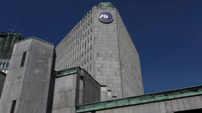 Skupina NLB je nedavno prodala 17-nadstropno poslovno stavbo v sredi&scaron;ču Beograda, v kateri že več kot pol stoletja deluje redakcija časnika Politika. Kmalu bi lahko sledila &scaron;e prodaja stolpnice na Trgu republike v Ljubljani. Foto: Bojan Velikonja&nbsp;