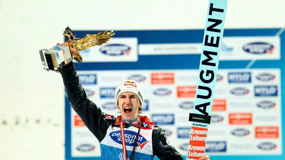 Avstrijec Daniel Tschofening je za zmago v skupnem se&scaron;tevku 73. novoletne turneje prejel zlatega orla in denarno nagrado 100.000 &scaron;vivarskih frankov (okrog 106.000 evrov). Foto: Reuters