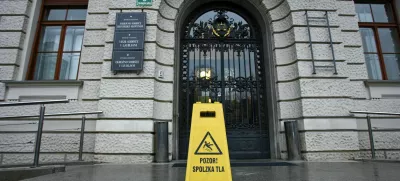 - ilustrativna fotografija - Vrhovno sodiče RS, Tavčarjeva 9 - opozorilna tabla - pozor spolzka tla//FOTO: Toma Skale