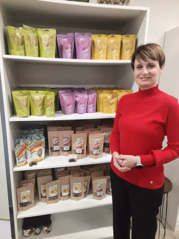 Mojca Makovec Haložan pred svojimi izdelki, med njimi so tudi zmagovalni sadni trakci. S poslovnim partnerjem Mitjo Miličem sta zmagala v zadnji sezoni projekta &Scaron;tartaj Slovenija. / Foto:&nbsp;Damijan Toplak