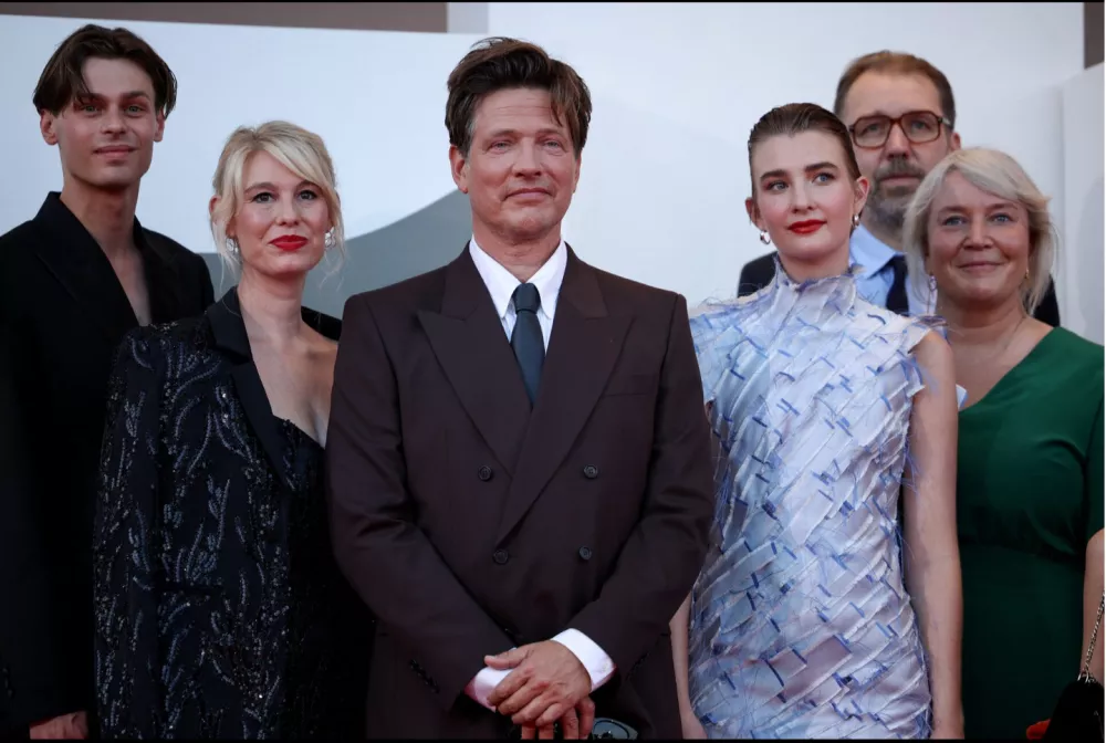 Tomas Vinterberg (na sredini) z igralsko zasedbo (Albert Rudbeck Lindhardt, Helene Reingaard Neumann in Amaryllis Augustand) / Foto: Reuters