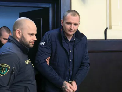 Sedina &Scaron;i&scaron;ića so zaradi varnosti obkrožali &scaron;tirje pravosodni policisti. F Andrej Petelin&scaron;ek, Večer