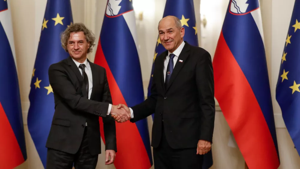 novi predsednik vlade dr. Robert Golob in dosedanji predsednik vlade Janez Jan&scaron;a- 01.06.2022 &ndash; Vlada RS - primopredaja poslov med dosedanjim predsednikom vlade Janezom Jan&scaron;o in novim predsednikom vlade dr. Robertom Golobom //FOTO: Luka Cjuha