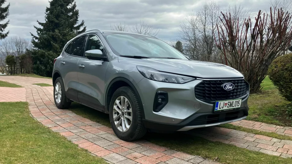 Kuga sodi med deseterico najbolje prodajanih &scaron;portnih terencev svojega razreda. Oblikovana je v&scaron;ečno, serijska oprema titanium je bogata. Foto: Matej &Scaron;takul