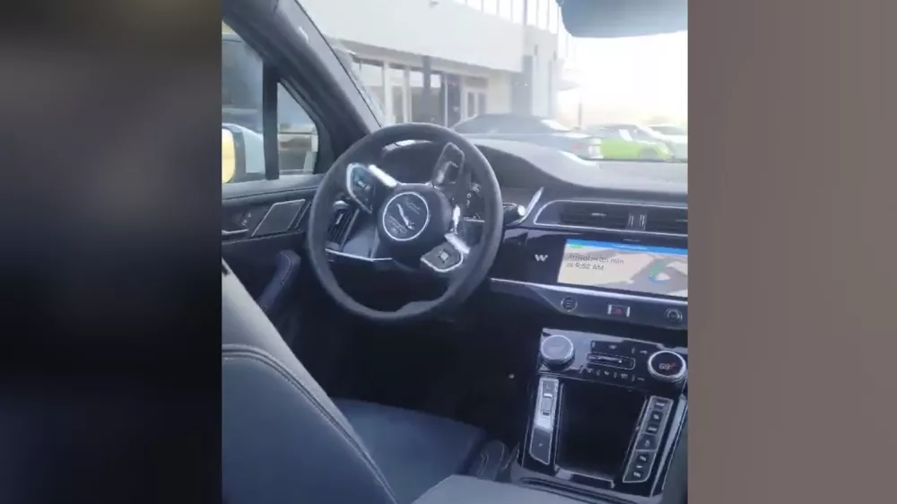 Avtonomni taksi potnika ni izpustil iz vozila, ob tem pa krožil po parkiri&scaron;ču.