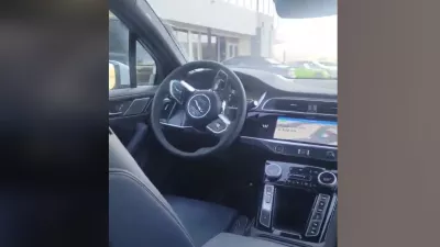 Avtonomni taksi potnika ni izpustil iz vozila, ob tem pa krožil po parkiri&scaron;ču.