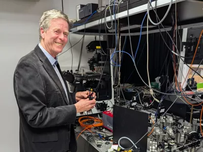 Prof. dr. Igot Mu&scaron;evič pred pultom v laboratoriju. / Foto: Daf