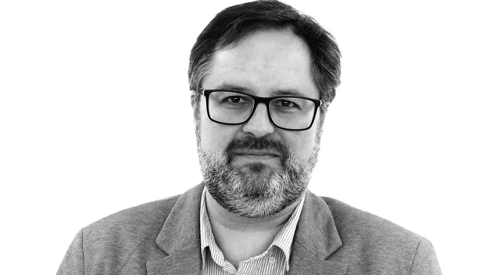 Ale&scaron; Gaube- Redakcija Dnevnik 2024 - portreti za komentarje in kolumne - kolumnisti - komentatorji &ndash; novinarji - portret //FOTO: Luka Cjuha