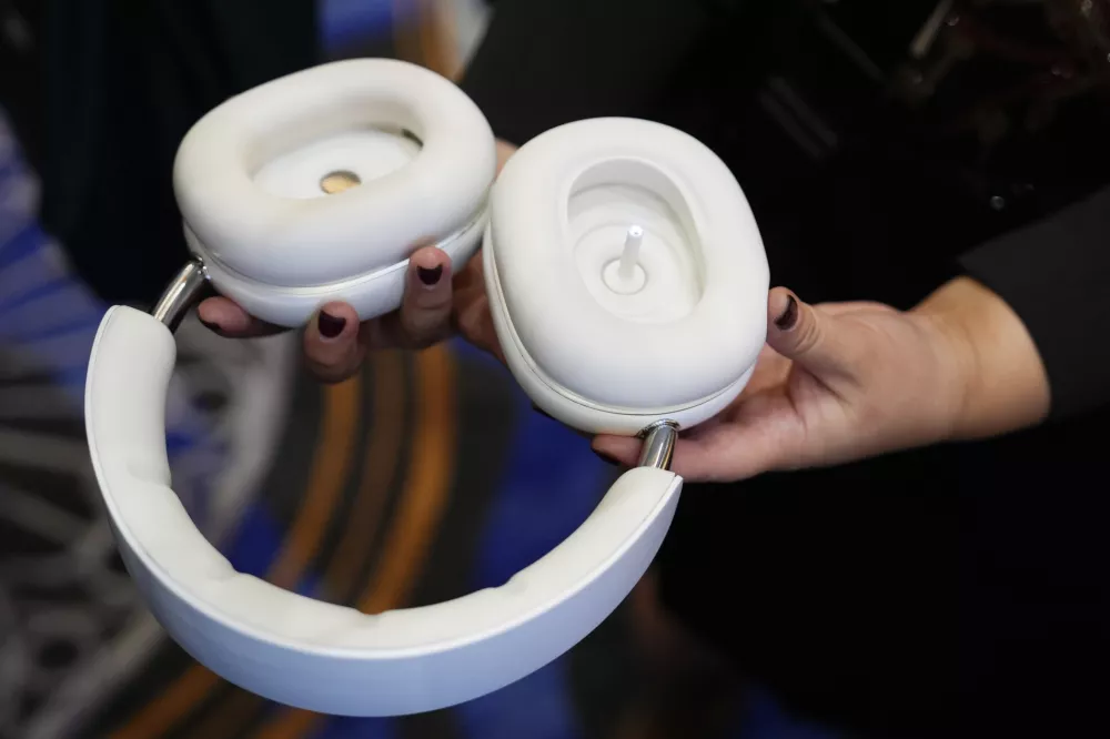 Bebirdova naprava za či&scaron;čenje u&scaron;es. Foto: AP