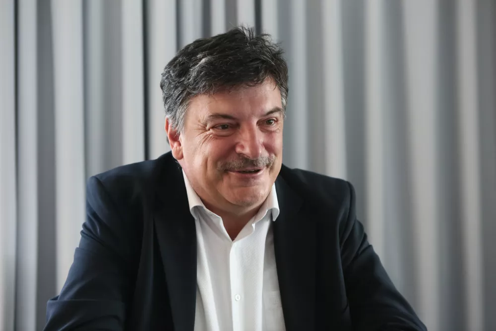 dr. Peter Verlič, župan Občine Grosuplje - 10.06.2019 &ndash; Občina Grosuplje, Taborska cesta 2 - obisk pri županu za rubriko župani zasebno //FOTO: Luka Cjuha.