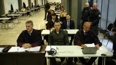 28.11,2024 - Kava&scaron;ki klan, sojenje za umor Danijela Božića. Na fotografiji (v sredini) Klemen Kadivec, odvetnik Branko Gvozdič (na sliki levo) in odvetnik Dejan Markovič (desno)Foto: Tomaž Skale