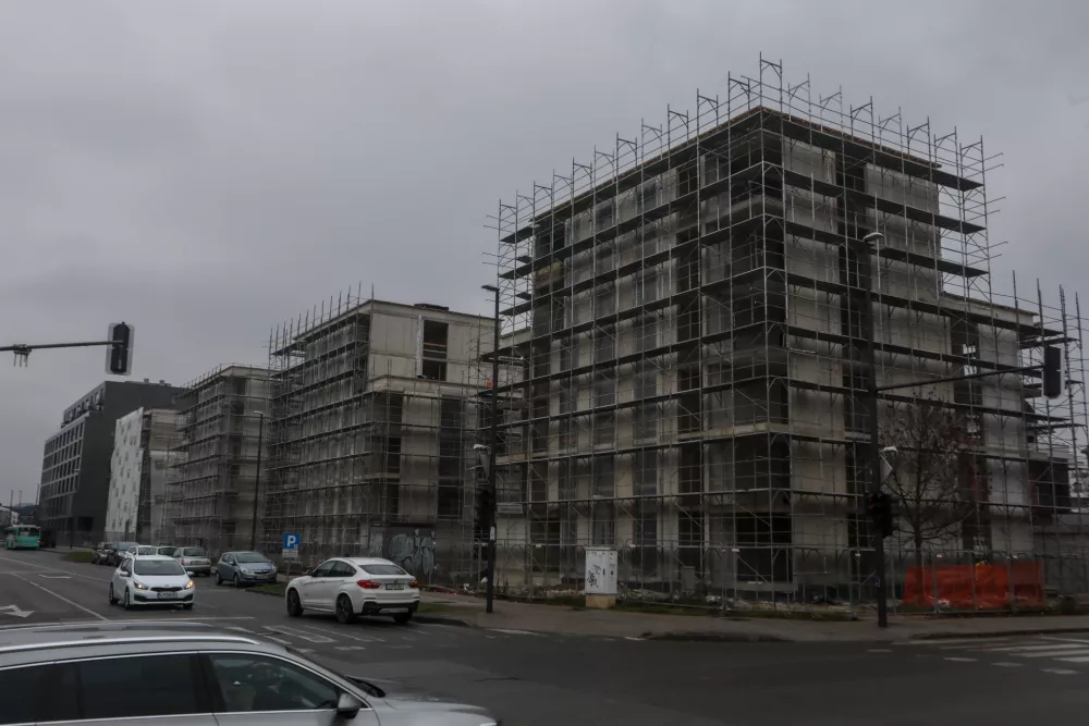 Gradnja soseske Zvezna v Zeleni jami naj bi bila zaključena &scaron;e letos, stanovalci pa se bodo vanjo vselili predvidoma prihodnje leto. Foto: Bojan Velikonja