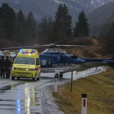 Nujna medicinska pomoč je odpeljala s helikopterjem poškodovanca, ki je padel z lojtre, ko je pokrival streho- 12.12.2017 – Vremenska ujma zajela večji del Slovenije - neurje – orkanski veter - obilne padavine – poplave - zaradi hudega vetra in plazov na cestah podrta drevesa, odkrite strehe in poškodovani električni vodi – naravna nesreča - //FOTO: Bojan Velikonja