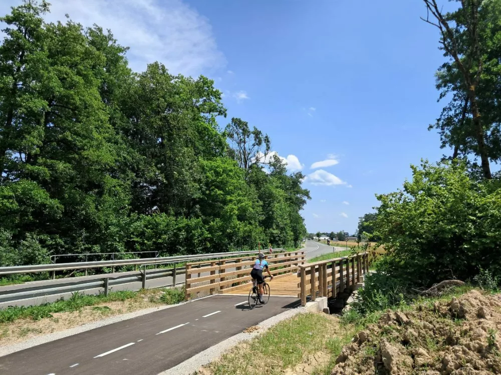 Iz občine Dobrova - Polhov Gradec poteka proti Ljubljani ločena kolesarska dvopasovnica. Ob prečkanju meje z Ljubljano pa mora kolesar na cesto brez povr&scaron;ine za kolesarje. Foto: Miha K. Turk