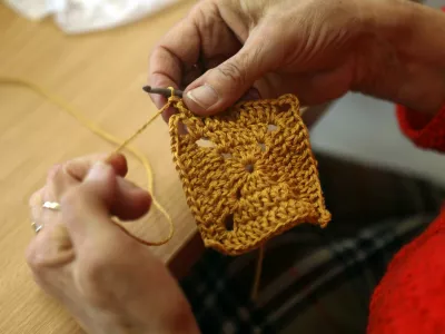 - ustvarjalna delavnica - pletenje- 05.04.2022 - Dnevni center aktivnosti za starej&scaron;e &ndash; DCA Gosposvetska 4 v Ljubljani Center &ndash; //FOTO: Tomaž Skale