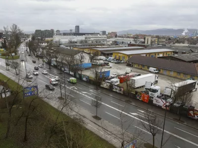 Družba CC Koppa v treh povezanih objektih ob Sredi&scaron;ki ulici načrtuje gradnjo 199 stanovanj. Foto: Luka Cjuha