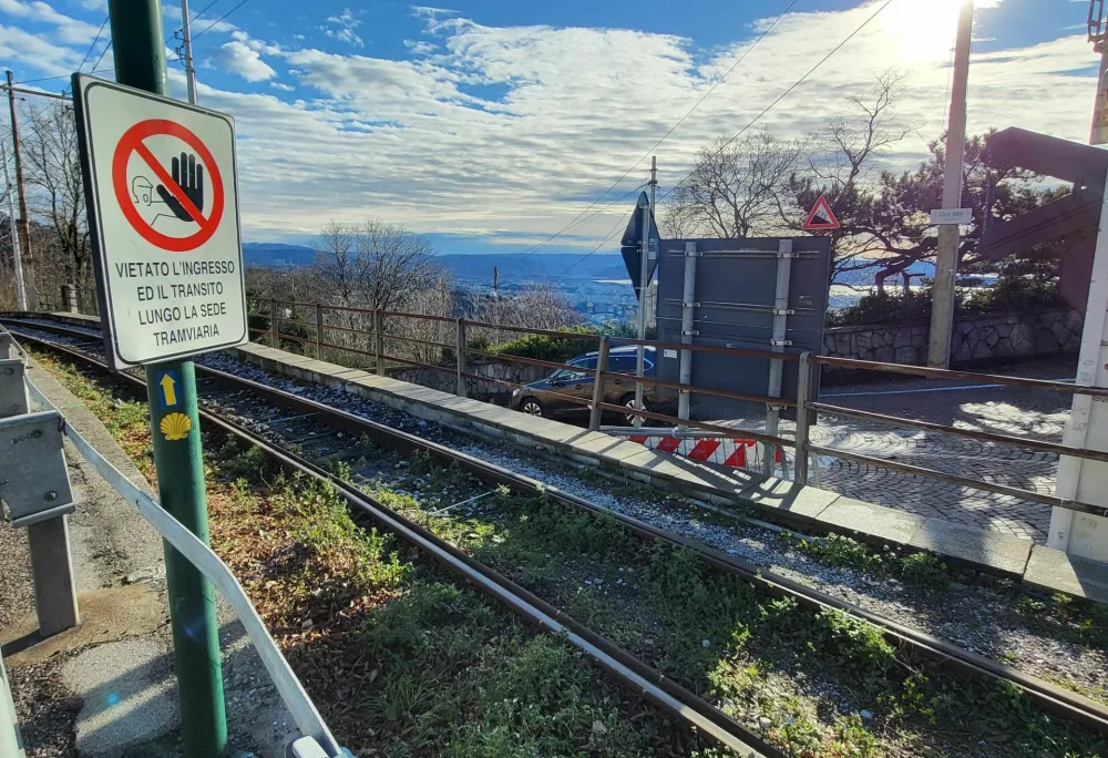 tramvaj openski Trst-Opčine, ovinek pri obelisku / Foto: Katja Gle&scaron;čič 