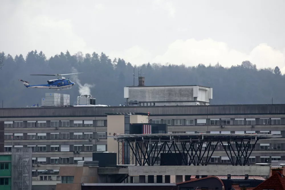 - helikopter - Heliport UKC 2013 - heliodrom - pristajali&scaron;če za helikopterje na strehi Kliničnega centra v Ljubljani - stavba //FOTO: Luka Cjuha