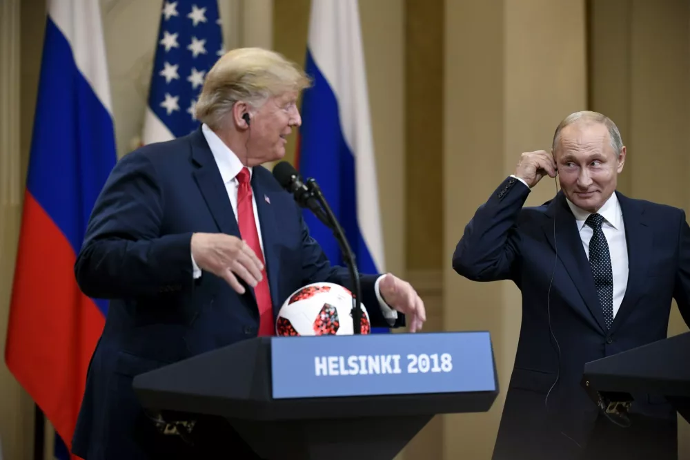 US President Donald Trump is presenetd with the official game ball of the FIFA&nbsp;World Cup 2018 from Russian President Vladimir Putin (R) during their joint press conference following their meeting at the Finnish Presidential Palace in Helsinki, Finland, 16 July 2018. Photo: Antti Aimo-Koivisto/Lehtikuva/dpa