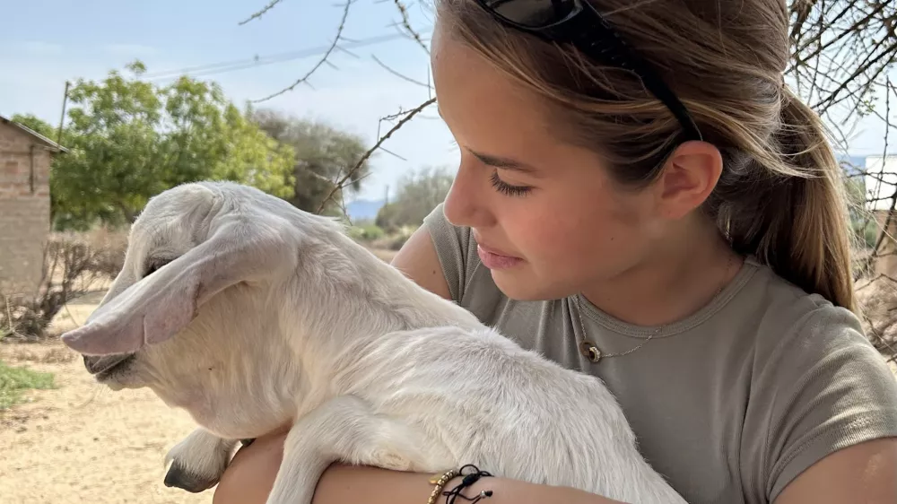 Ella močno pogre&scaron;a svojega psa Astona, zato rada izkoristi priložnost in pocrklja kak&scaron;no žival.